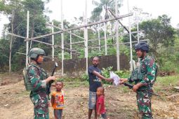 Prajurit TNI patroli simpatik jalin keakraban dengan warga Maybrat