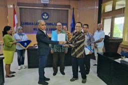 Mendikbud serahkan SK Guru Besar kepada Dua Dosen Unidar Ambon