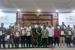 PMI Belitung berikan penghargaan kepada pendonor 50 kali