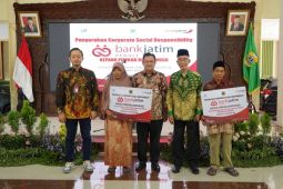 Bank Jatim serahkan bantuan perbaikan 10 RTLH di Bondowoso