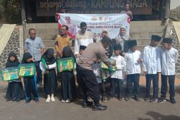 Polres Tasikmalaya bagikan buku untuk anak-anak di Kampung Naga