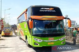 Liga 1: Tidak tumpangi rantis, penggawa Arema FC ke GBT gunakan bus