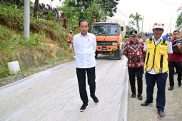 Presiden Jokowi tinjau realisasi peningkatan jalan di daerah penopang IKN