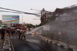 Diskar kirim enam unit damkar padamkan kebakaran lahan kosong di Bandung