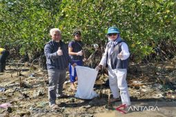 Ribuan warga melakukan aksi bersih-bersih sampah di Pamekasan