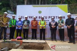 Gubernur Kaltim bangun tugu perbatasan antar provinsi  Kaltim- Kalsel