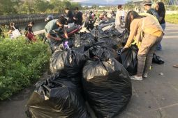 Komunitas The  Mulung kumpulkan sampah 21 kantong di Pesisir RS Leimena