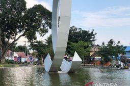 Keindahan kolam ikan di Taman Kota