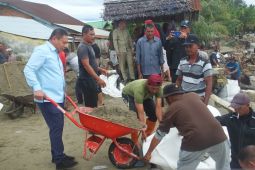 Pj Bupati Abdya ikut gotong-royong antisipasi abrasi pantai