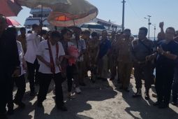 Penjabat Bupati Sitaro dijemput secara adat di Pelabuhan Pehe