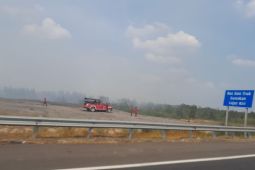 Petugas padamkan kebakaran lahan di sekitar Tol Sumatera
