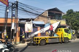 Dinas PUPR Depok tata kabel udara yang semrawut agar terlihat rapi