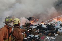 Petugas gabungan padamkan api di TPA Kopi Luhur Kota Cirebon