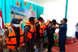 Dishub Jatim berikan bantuan alat keselamatan pelayaran di Situbondo