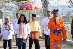 Menteri Bintang Puspayoga disambut adat Mopotilolo di Gorontalo