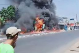Tiga regu dan empat mobil damkar dikerahkan padamkan kebakaran mobil muatan solar di Karawang