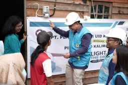 PLN nyalakan listrik rumah warga kurang mampu di Desa Sungai Rengas