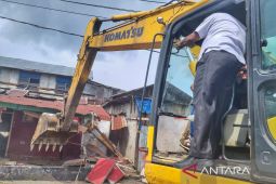 Pemkab Manokwari bongkar lapak dan bangunan tahap II di Pasar Sanggeng