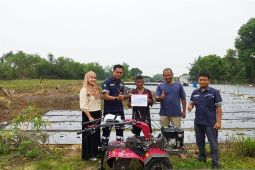 PT Timah salurkan traktor tingkatkan ketahanan pangan daerah