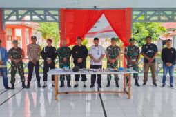 Petugas gabungan  razia kamar Rutan Ternate