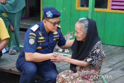 KSOP Batulicin salurkan sembako di Kampung Nelayan