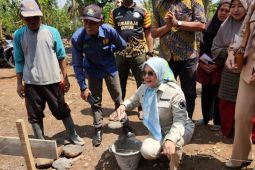 Sebanyak 15 warga terima bantuan bedah rumah dari Wakil Ketua I DPRD Lampung