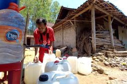 Pemkab Trenggalek distribusikan air bersih ke desa-desa terdampak kekeringan
