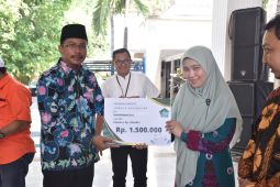 Pemkab Sidoarjo serahkan honor kepada 375 kader kesehatan
