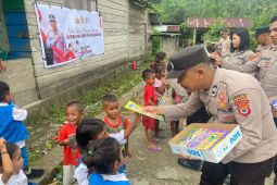 Polres Bursel distribusi 100 buku untuk pelajar peduli budaya  literasi