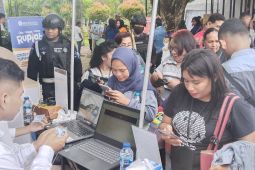 Warga Ambon antusias tebus minyak goreng seliter Rp1 pakai QRIS