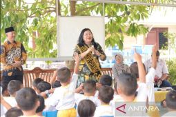 Bunda PAUD Maya senang melihat anak-Anak TK Kemala Bhayangkari 03 aktif dan pintar