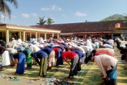 Ratusan warga binaan Rutan Trenggalek ikuti shalat minta hujan