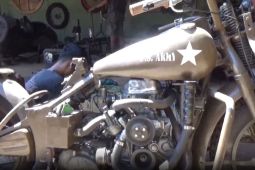 Memadukan mesin mobil menjadi replika motor legendaris - Video