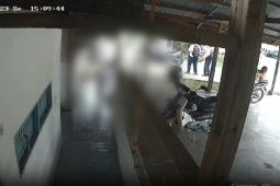 Rekaman CCTV siswa SD tewas tertimpa tembok runtuh saat berwudhu - Video