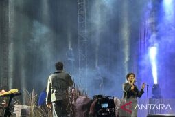 Hindia kejutkan penonton kolaborasi bersama musisi Indonesia