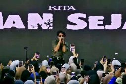 Nidji ajak ribuan mahasiswa bernyanyi "Kau dan UMSU Selalu Untuk Selamanya "