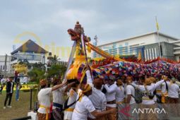 Puncak Erau di Kukar ditandai prosesi mengulur naga
