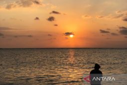 Menikmati indahnya matahari terbenam di Pantai Boneoge