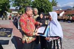 Bupati berikan penghargaan kepada 56 pembatik khas Garut