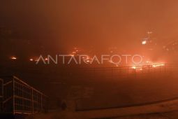 Kebakaran rumput di Stadion Kanjuruhan