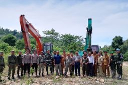 Satpol PP Aceh Jaya segel dua alat berat di galian C