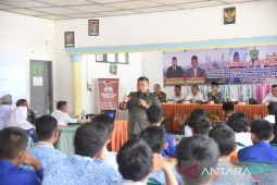 Bupati Tapsel ajak pelajar untuk saling menghargai