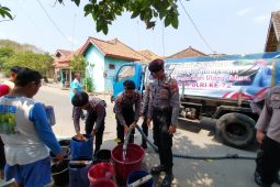 Polres Majalengka salurkan 12.000 liter air ke daerah terdampak kekeringan