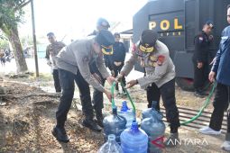 Polda Babel salurkan air bersih kepada warga terdampak kemarau