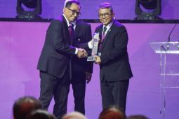 Rektor UI terima penghargaan Apresiasi Kemitraan dari Kemenhub
