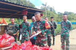 Satgas Yonif 133/YS semarakan HUT ke-78 TNI dengan membagikan sembako