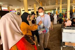 Bandara Sultan Thaha Jambi membagikan masker gratis ke penumpang