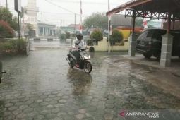 BMKG ingatkan beberapa daerah soal potensi hujan lebat hingga polusi