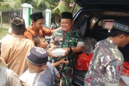 Danramil 08 Barumun bagi - bagi berkah kepada masyarakat