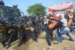 TNI-Polri bubarkan "kerusuhan" Pemilu di Stadion Pakansari Cibinong